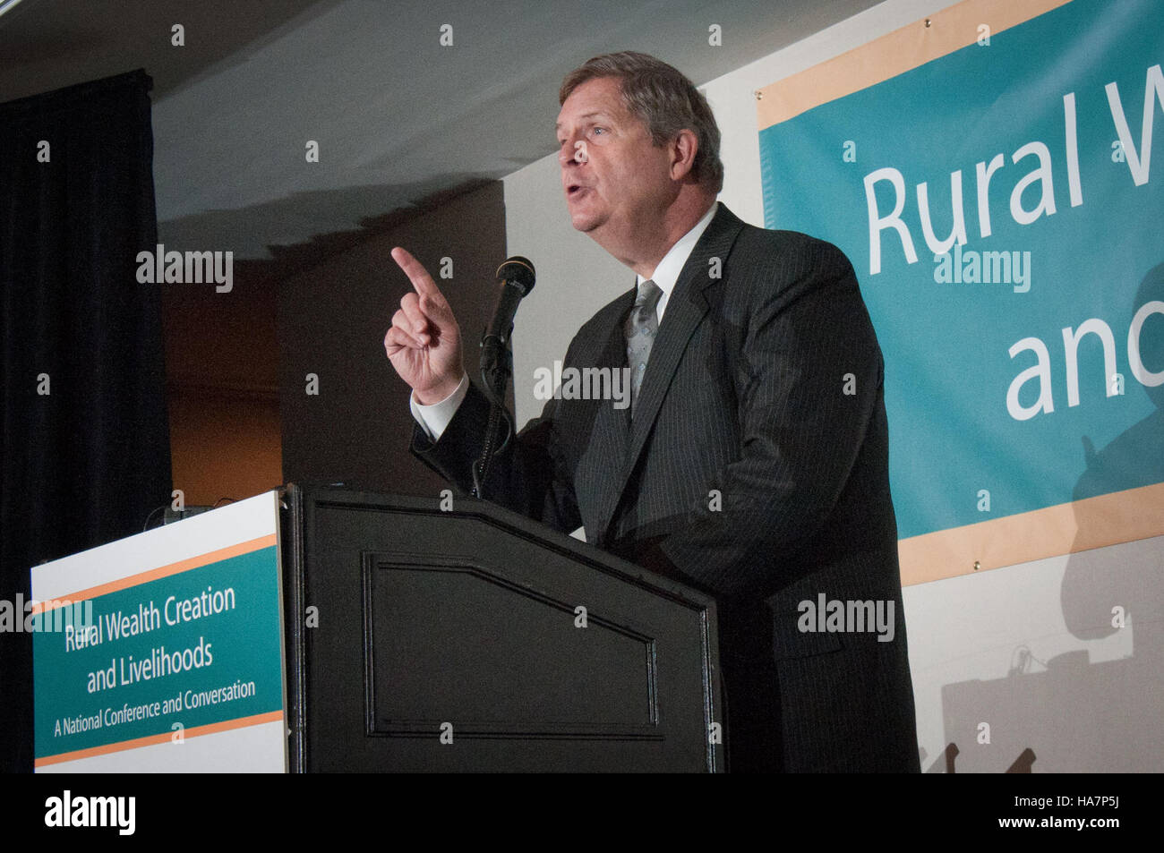 L'immagine ritrae una discussione sulla natura la scienza e la politica. Cattura gli individui impegnati in una conversazione, evidenziando l'intersezione tra politiche ambientali e ricerca scientifica che influenzano le decisioni politiche e gli sforzi di conservazione. Foto Stock