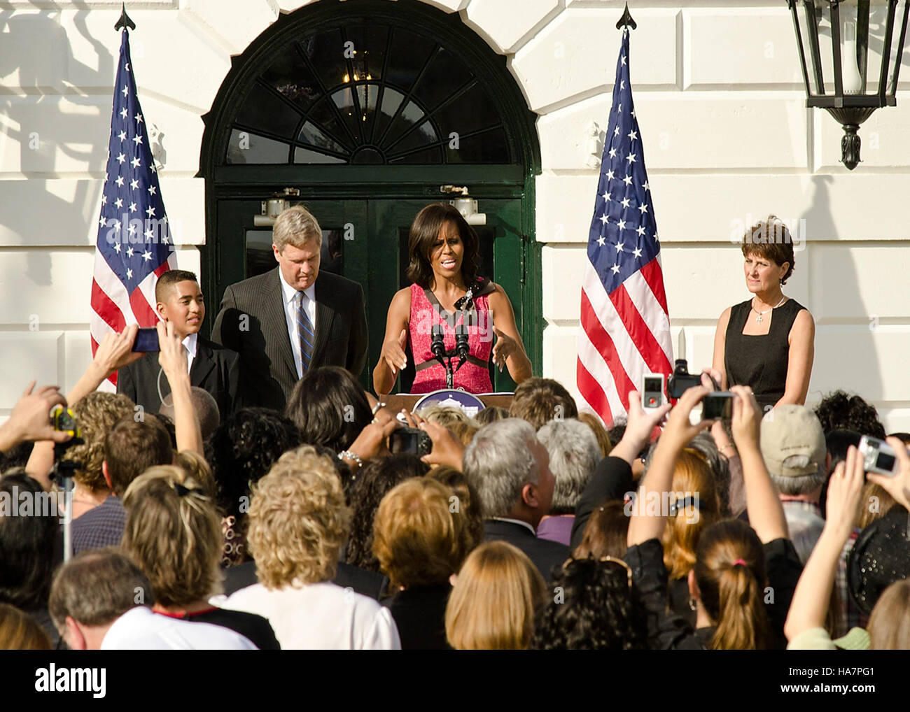 Questo evento dell'USDA mette in evidenza la partecipazione delle scuole di Chicago alla HealthierUS School Challenge, guidata dalla First Lady Michelle Obama per migliorare la nutrizione e l'attività fisica nelle scuole. Include la collaborazione dell'USDA, delle scuole locali e dei leader della comunità. Foto Stock