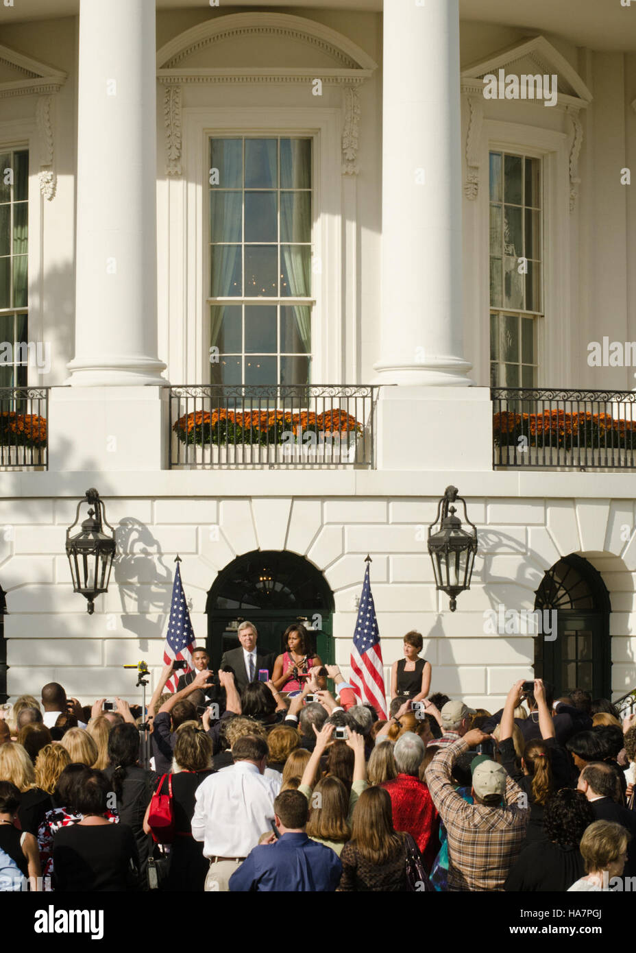 La First Lady Michelle Obama, insieme al Segretario Tom Vilsack, ha sostenuto la Healthier US Schools Challenge nella promozione di opzioni alimentari più sane nelle scuole. L'iniziativa aiuta a migliorare la nutrizione e l'attività fisica nelle scuole a livello nazionale, tra cui la Walsh Elementary in Illinois. Foto Stock