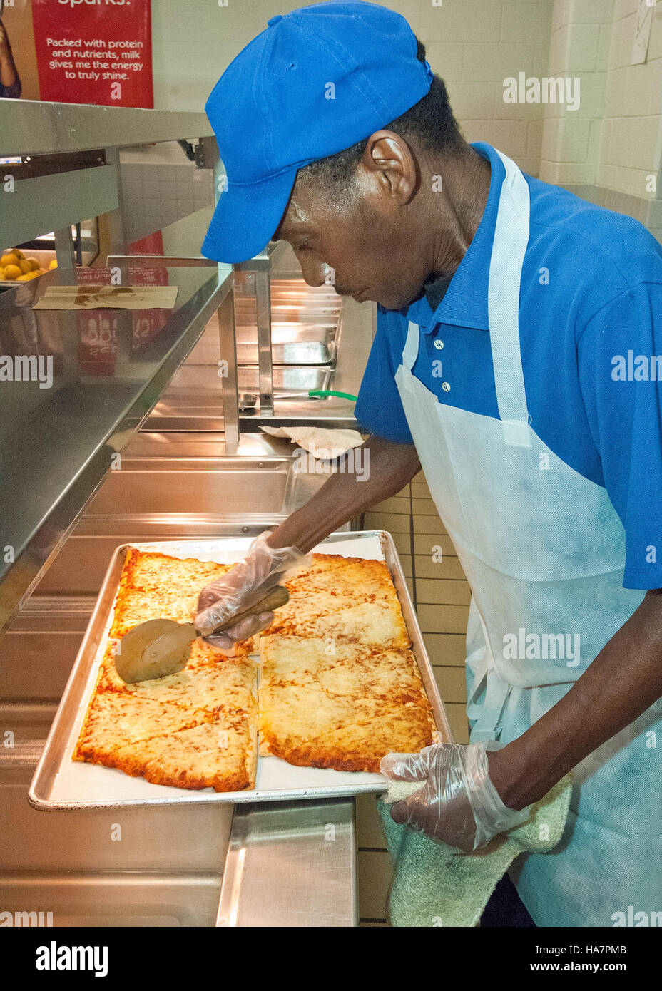 Il Dipartimento dell'Agricoltura degli Stati Uniti sostiene i programmi alimentari scolastici fornendo servizi nutrizionali agli studenti, promuovendo pasti sani e sostenendo iniziative alimentari locali. Foto Stock
