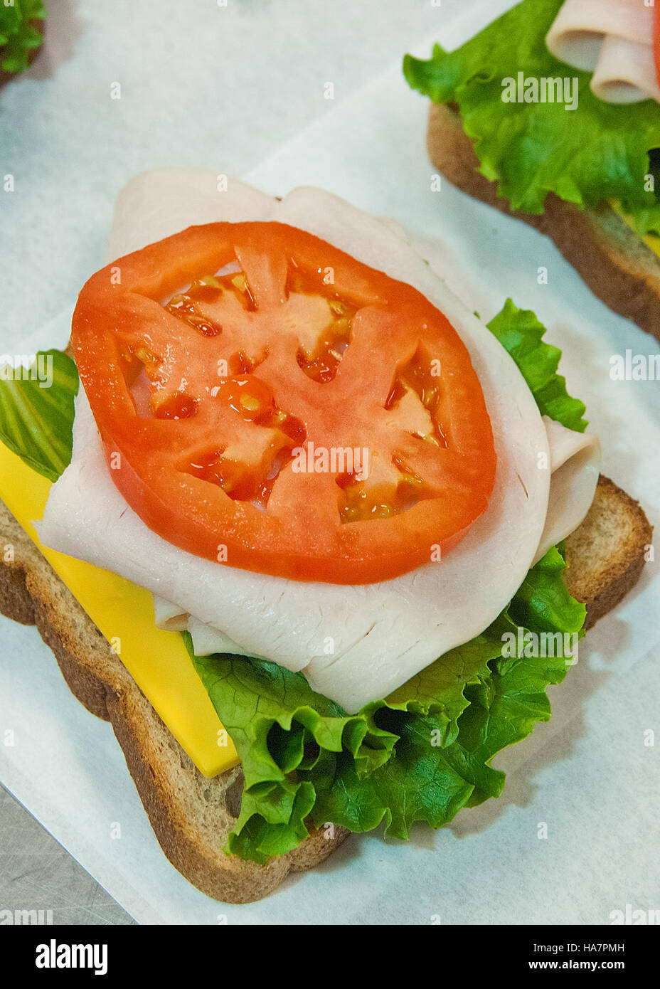 Il Food and Nutrition Service dell'USDA collabora con le scuole pubbliche di Arlington per fornire pasti scolastici, tra cui panini di tacchino e formaggio, promuovendo una sana alimentazione tra gli studenti. Foto Stock