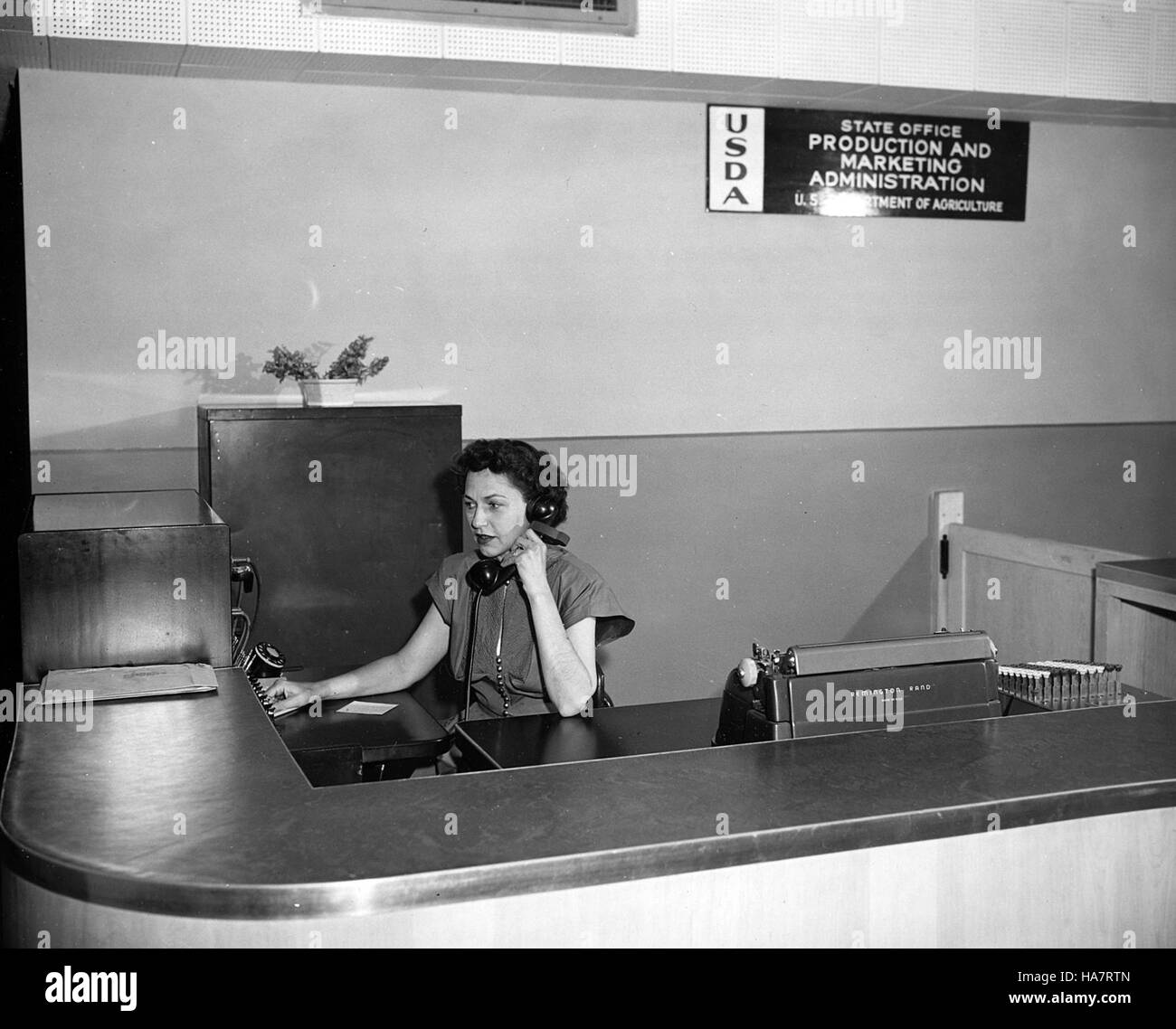 Questa immagine rappresenta un evento USDA incentrato sulla scienza e la politica ambientale. L'evento discute le pratiche agricole, la sostenibilità e i programmi governativi volti a sostenere gli agricoltori e promuovere tecniche agricole ecocompatibili. Foto Stock