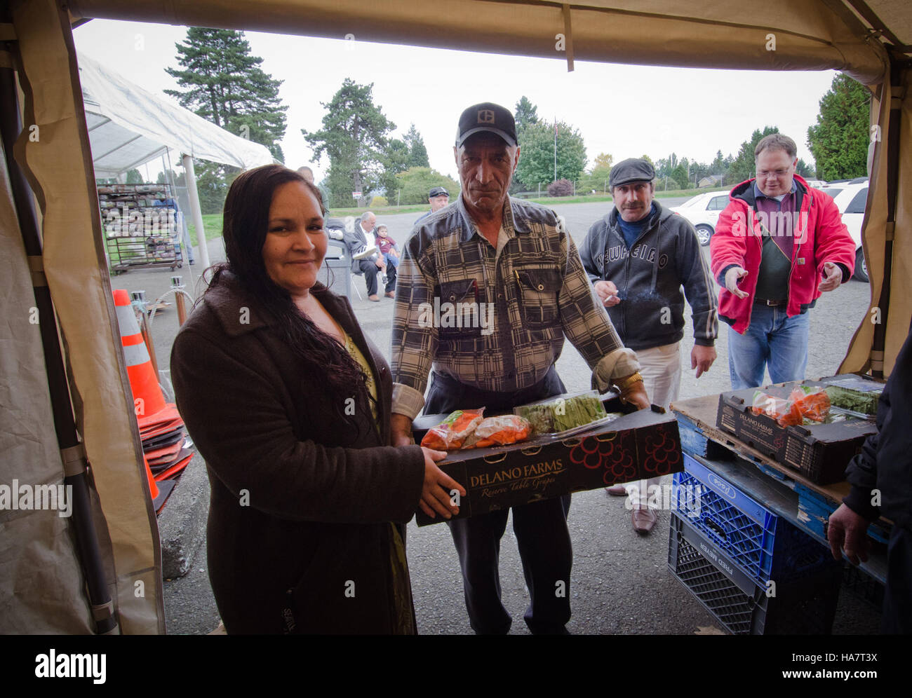 L'USDA sostiene iniziative per la sicurezza alimentare come SNAP e TEFAP a Seattle, fornendo risorse essenziali come conserve, pane e pasti a comunità e individui in difficoltà dal punto di vista economico. Foto Stock