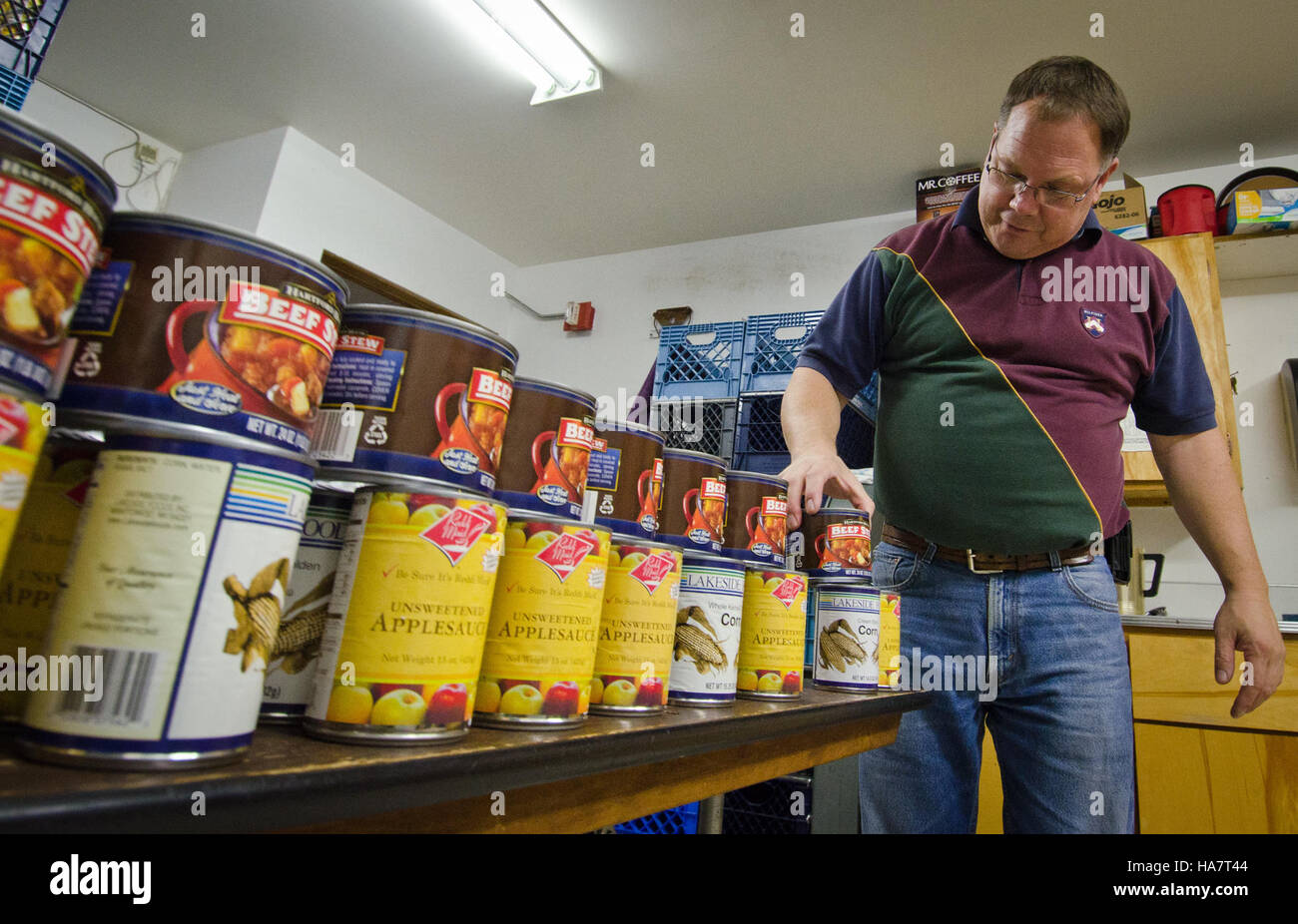 Questa immagine evidenzia il programma supplementare di assistenza alla nutrizione (SNAP) e il programma di assistenza alimentare di emergenza (TEFAP) a Tukwila, Washington. I programmi mirano ad affrontare l'insicurezza alimentare fornendo forniture alimentari essenziali a persone e famiglie economicamente svantaggiate. Foto Stock