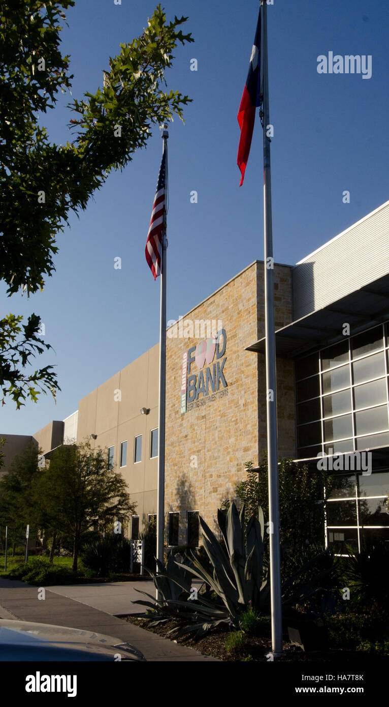 La San Antonio Food Bank fornisce servizi essenziali di distribuzione di cibo alle popolazioni vulnerabili, sostenendo iniziative come SNAP, WIC e vari programmi nutrizionali. Collaborano con partner locali per migliorare l'accesso al cibo per anziani, famiglie e individui a basso reddito. Foto Stock