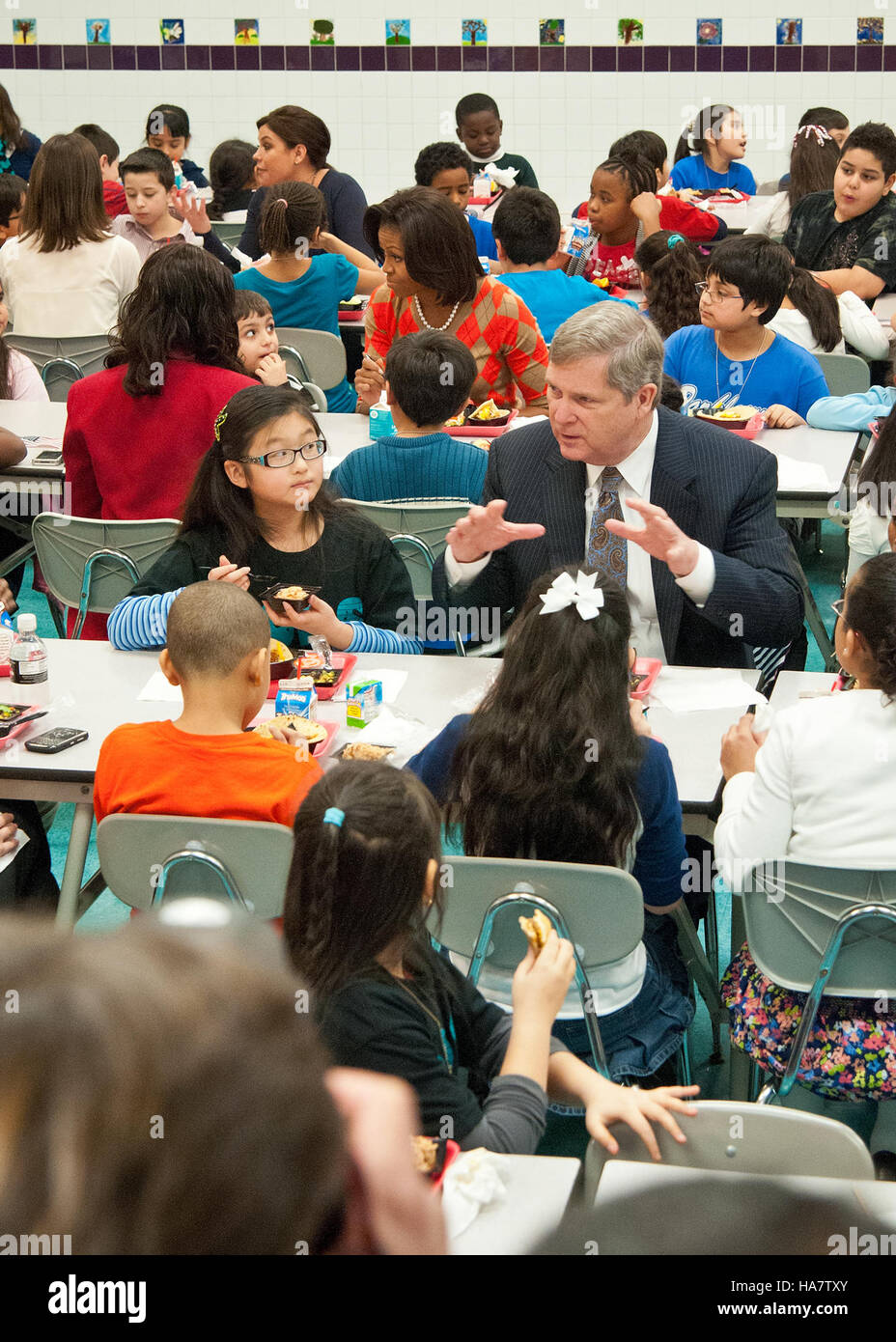 La First Lady Michelle Obama, insieme al segretario dell'USDA Tom Vilsack, ha partecipato a un evento incentrato sulla promozione di pasti scolastici sani e di migliori standard nutrizionali per i bambini, sottolineando l'impegno dell'USDA per la salute e la politica nutrizionale dei bambini. Foto Stock