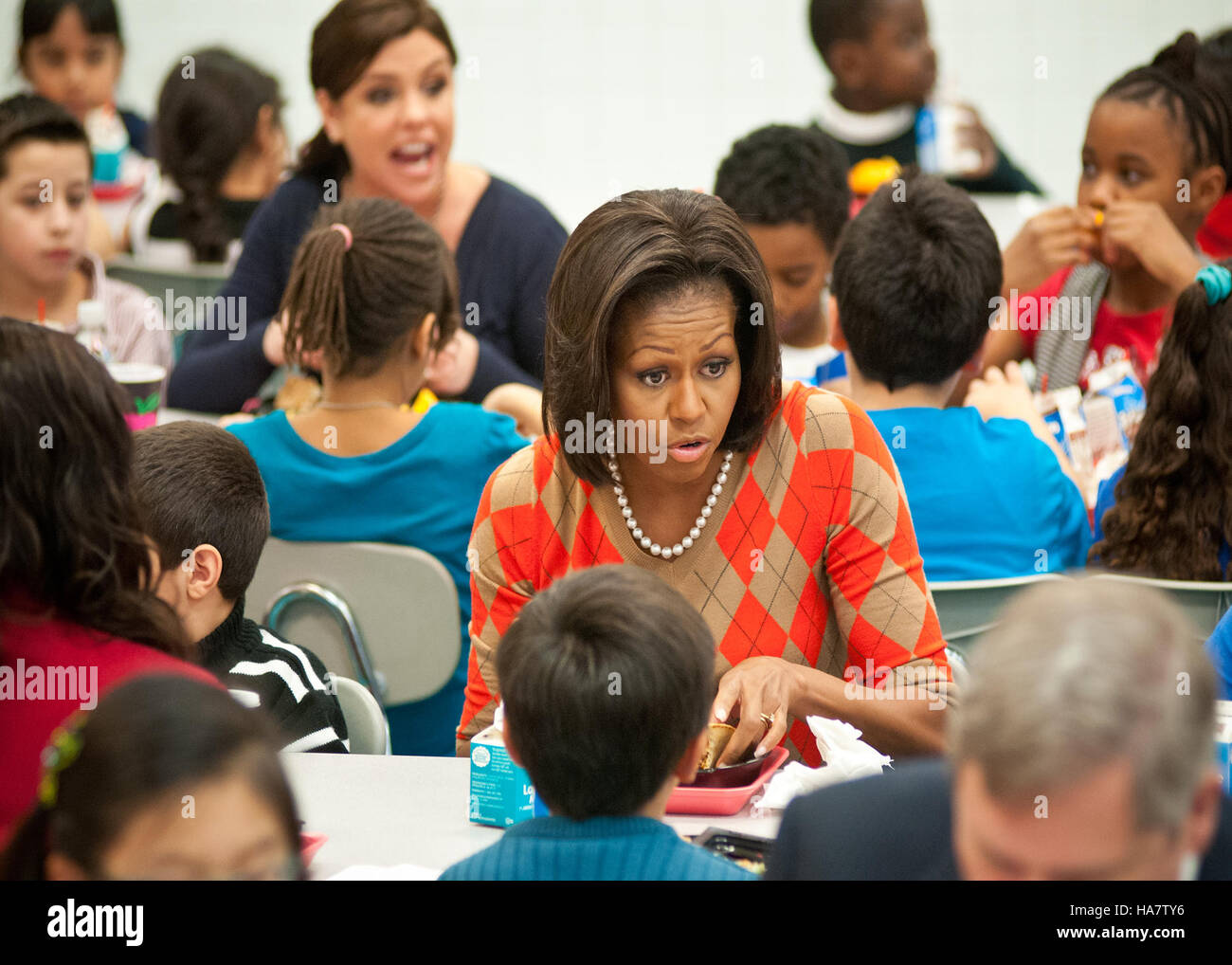 La First Lady Michelle Obama affronta gli standard nutrizionali della Parklawn Elementary School in Virginia, sottolineando i pasti scolastici sani e il ruolo dell'USDA nella promozione dell'educazione nutrizionale per gli studenti. Foto Stock