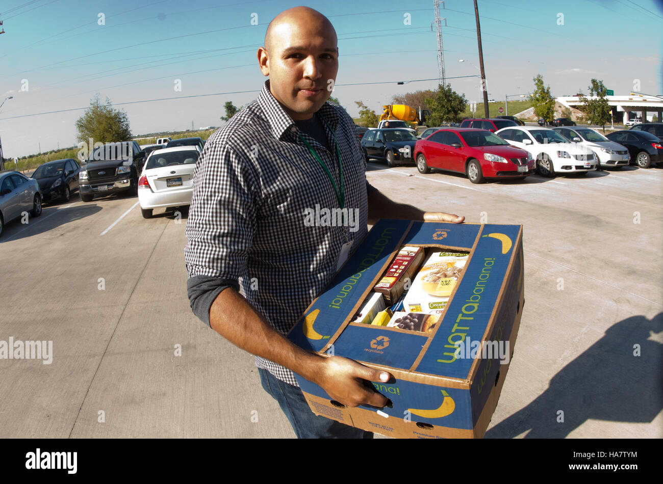L'immagine illustra il sostegno dell'USDA alle iniziative di sicurezza alimentare a San Antonio, Texas, compresa la distribuzione di cibo e programmi nutrizionali come SNAP, WIC e TEFAP, che aiutano famiglie a basso reddito e anziani, e quelli che ne hanno bisogno. Foto Stock
