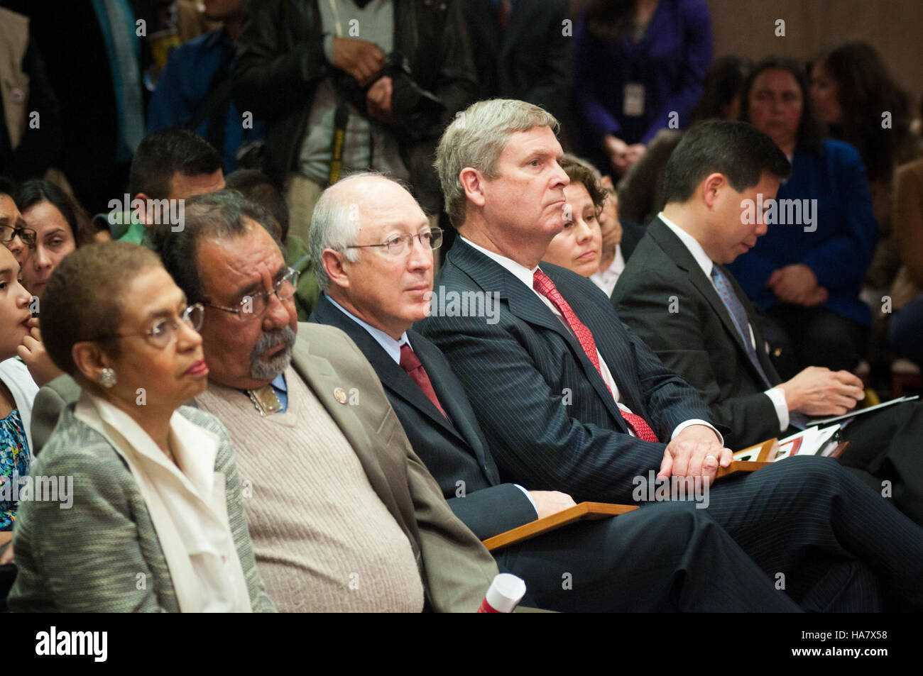 Il segretario all'agricoltura Tom Vilsack e altri funzionari governativi partecipano a una cerimonia di dedica alla Casa Bianca, celebrando il contributo di importanti figure come Cesar Chavez e onorando gli sforzi nella politica agricola. L'evento mette in evidenza le iniziative governative in corso per affrontare i problemi dell'agricoltura, del lavoro e della politica. Foto Stock