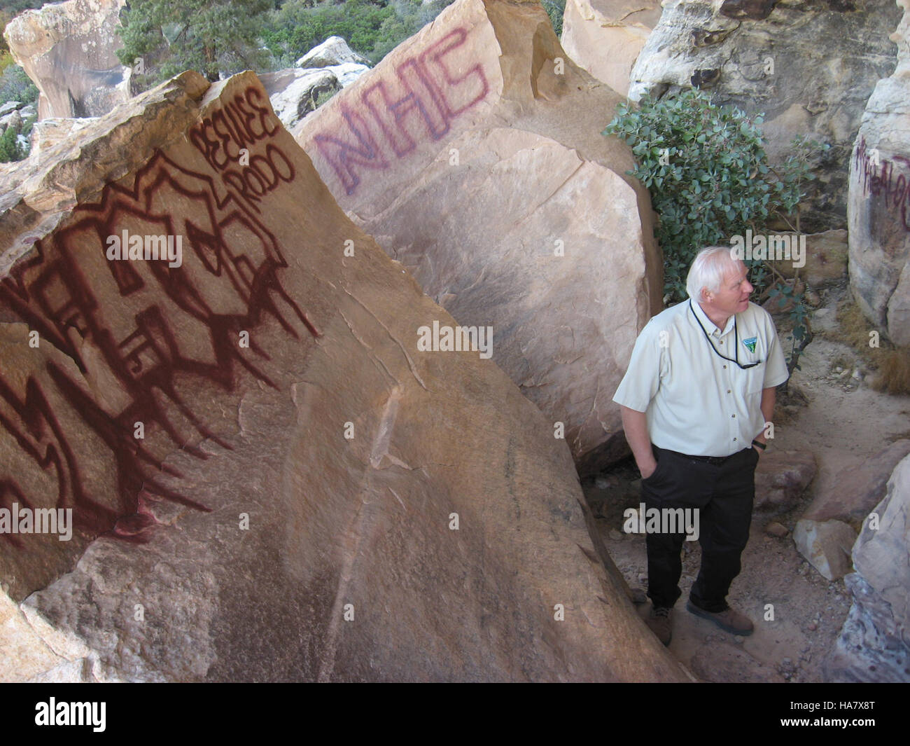 Il Bureau of Land Management riferisce di un caso di vandalismo a Red Rock Canyon, Nevada. Ciò evidenzia l'importanza di preservare i terreni pubblici e proteggere i siti naturali dall'impatto e dai danni umani. Foto Stock