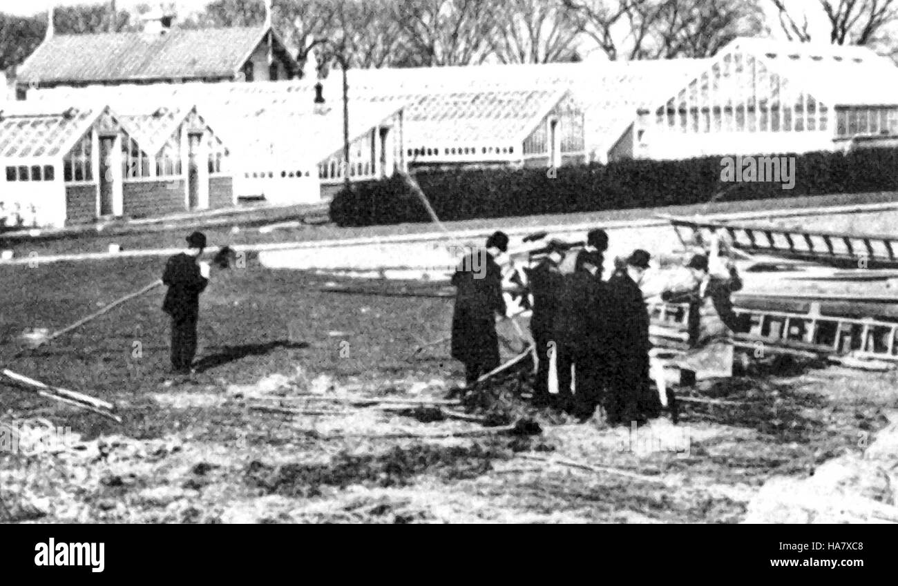 Una foto curata che segna l'arrivo dei ciliegi in fiore al bacino delle Tidal di Washington, D.C. i ciliegi, simbolo delle relazioni tra Stati Uniti e Giappone, fioriscono ogni anno e fungono da importante evento culturale ed ecologico. Foto Stock