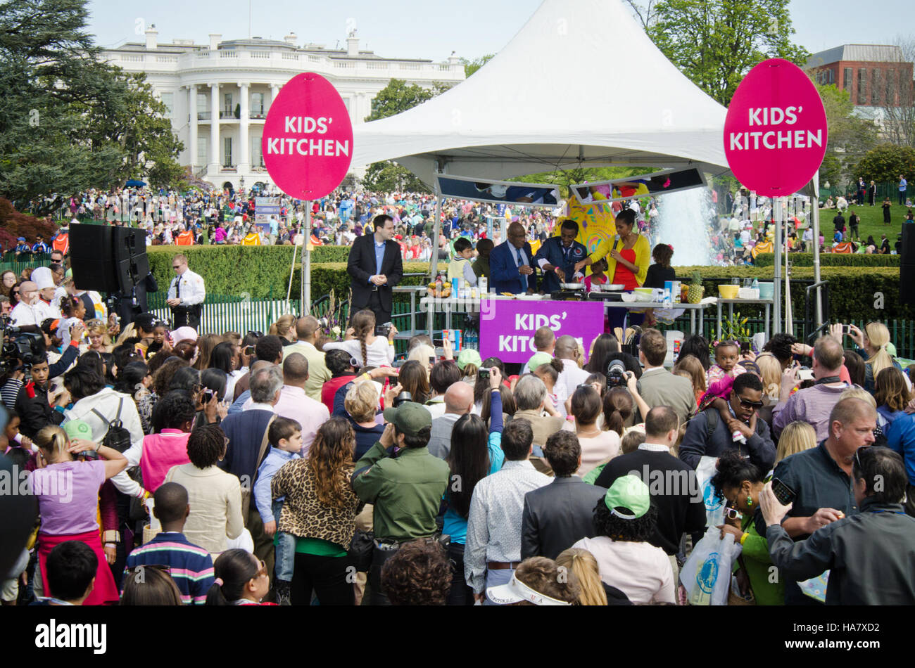 Il 2012 White House Easter Egg Roll, ospitato dalla First Lady Michelle Obama, si è concentrato sulla promozione di una vita sana e di un'attività fisica per i bambini. L'evento ha visto lo chef Marcus Samuelsson, al Roker e altri ospiti, incoraggiando i bambini a impegnarsi in attività all'aperto e stili di vita sani. Foto Stock