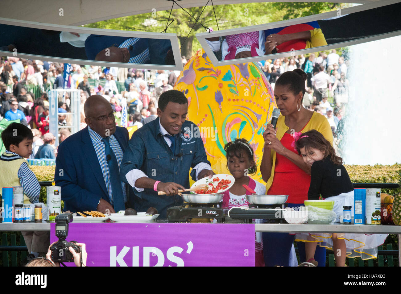 Il 2012 White House Easter Egg Roll, con ospiti di spicco come al Roker e lo Chef Marcus Samuelsson, ha promosso l'iniziativa "Let's Move" della First Lady Michelle Obama, sottolineando un'alimentazione sana e una vita attiva per i bambini. Foto Stock