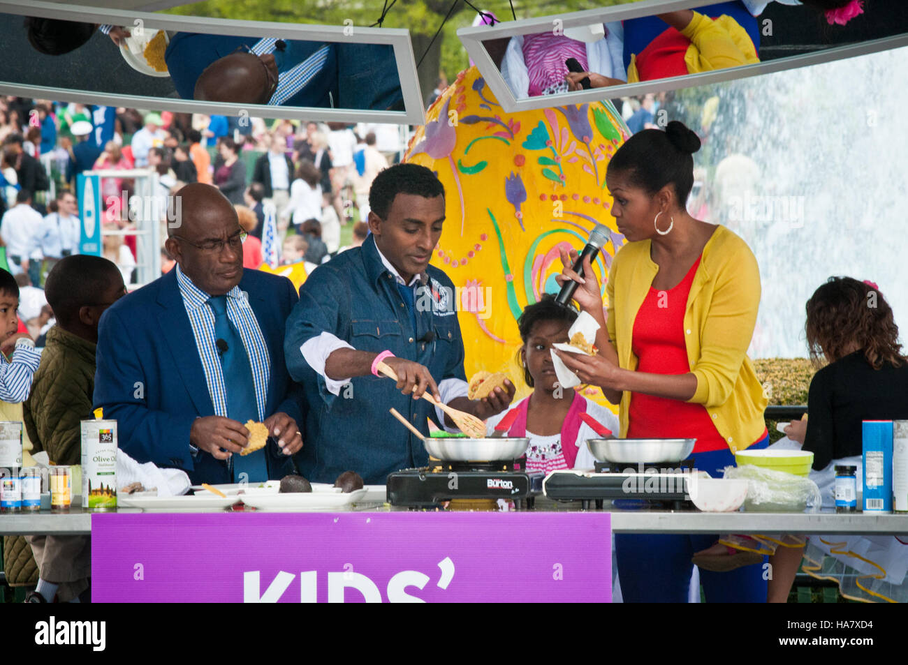 Il 2012 White House Easter Egg Roll ha visto la presenza dello Chef Marcus Samuelsson e al Roker, insieme alla First Lady Michelle Obama. L'evento ha promosso una sana alimentazione e fitness attraverso l'iniziativa "Let's Move" dell'USDA. Foto Stock