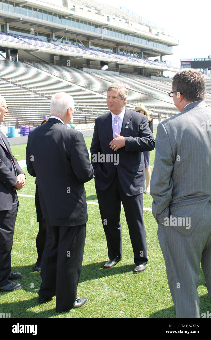 Il segretario Tom Vilsack parla alla conferenza della Kansas State University, discutendo l'importanza della ricerca agricola, dell'innovazione e del suo impatto sui sistemi e sulle politiche alimentari statunitensi. Foto Stock