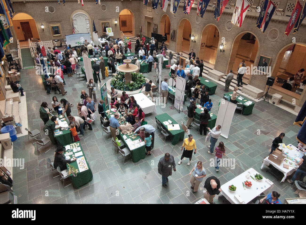 Questa immagine dell'evento "Take Your Children to Work Day" del Dipartimento dell'Agricoltura degli Stati Uniti, tenutosi presso il Jamie Whitten Building di Washington D.C., sottolinea l'importanza della giornata della Terra e della promozione della consapevolezza ambientale. Foto Stock
