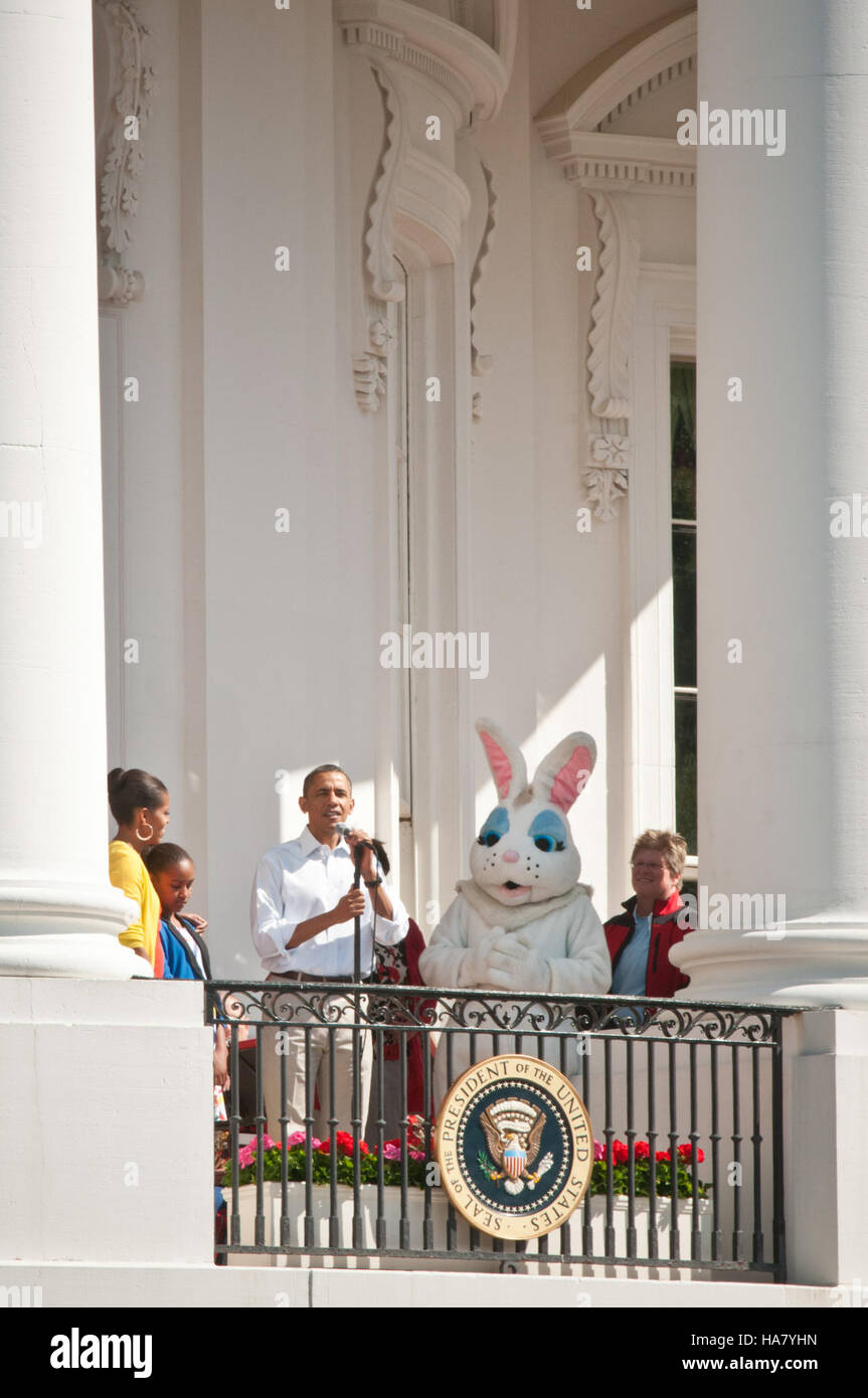 Il 2012 White House Easter Egg Roll, organizzato dall'USDA e ospitato dalla First Lady Michelle Obama, mirava a promuovere una vita sana attraverso l'iniziativa Let's Move. L'evento ha caratterizzato una varietà di attività che incoraggiano i bambini a rimanere attivi e a fare scelte più sane. Foto Stock