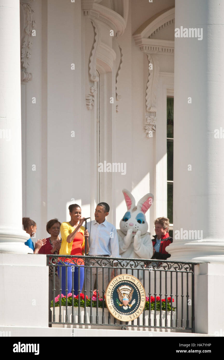 Il 2012 White House Easter Egg Roll ha presentato la campagna "Let's Move" della First Lady Michelle Obama che promuove un'alimentazione sana e un'attività fisica per i bambini. L'USDA ha sostenuto l'evento, evidenziando l'educazione nutrizionale per famiglie e bambini sul South Lawn della Casa Bianca. Foto Stock