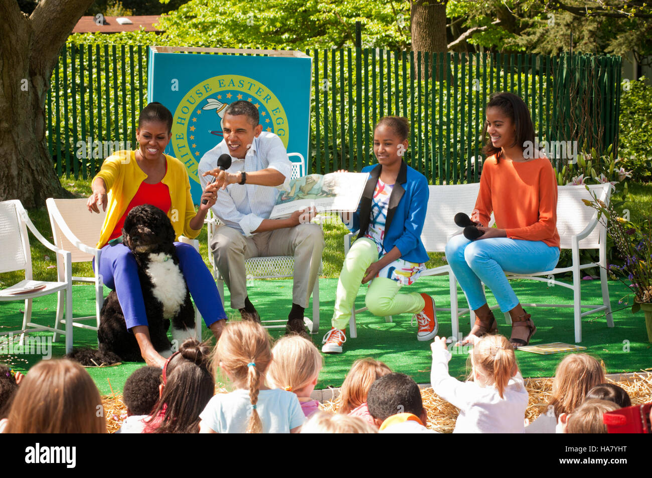 Il 2012 White House Easter Egg Roll ha visto la First Lady Michelle Obama e la sua campagna "Let's Move", che promuove un'alimentazione sana e un'attività fisica per i bambini. L'evento, tenutosi sul South Lawn, ha sottolineato l'importanza della nutrizione e del fitness nella lotta contro l'obesità infantile. Ha riunito bambini e famiglie di tutto il paese per celebrare stili di vita sani. Foto Stock