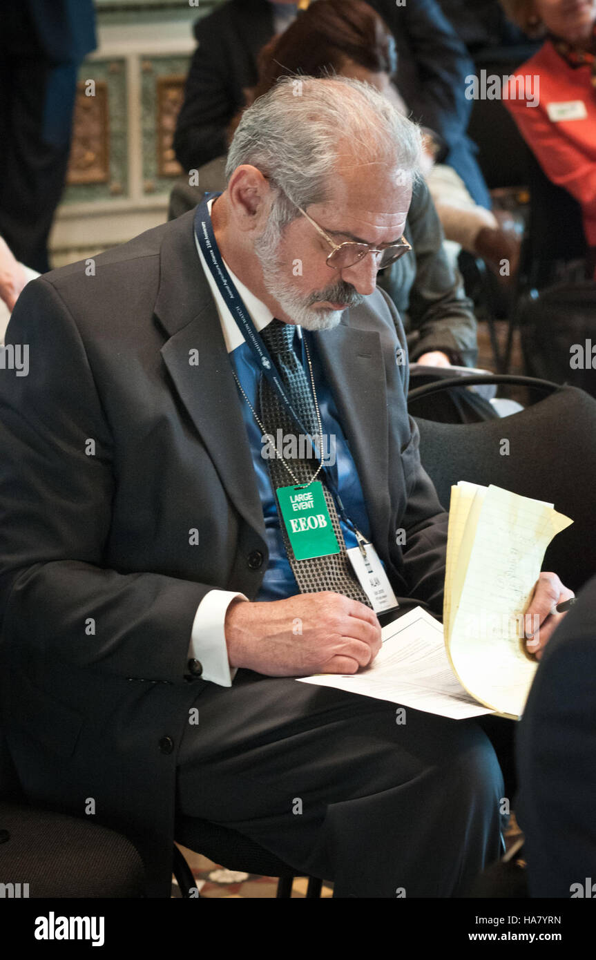 Il segretario Tom Vilsack del Dipartimento dell'Agricoltura degli Stati Uniti si rivolge alla National Association of Farm Broadcasters presso l'Eisenhower Executive Office Building. Discute le iniziative per rafforzare l'agricoltura e sostenere le comunità rurali negli Stati Uniti Foto Stock