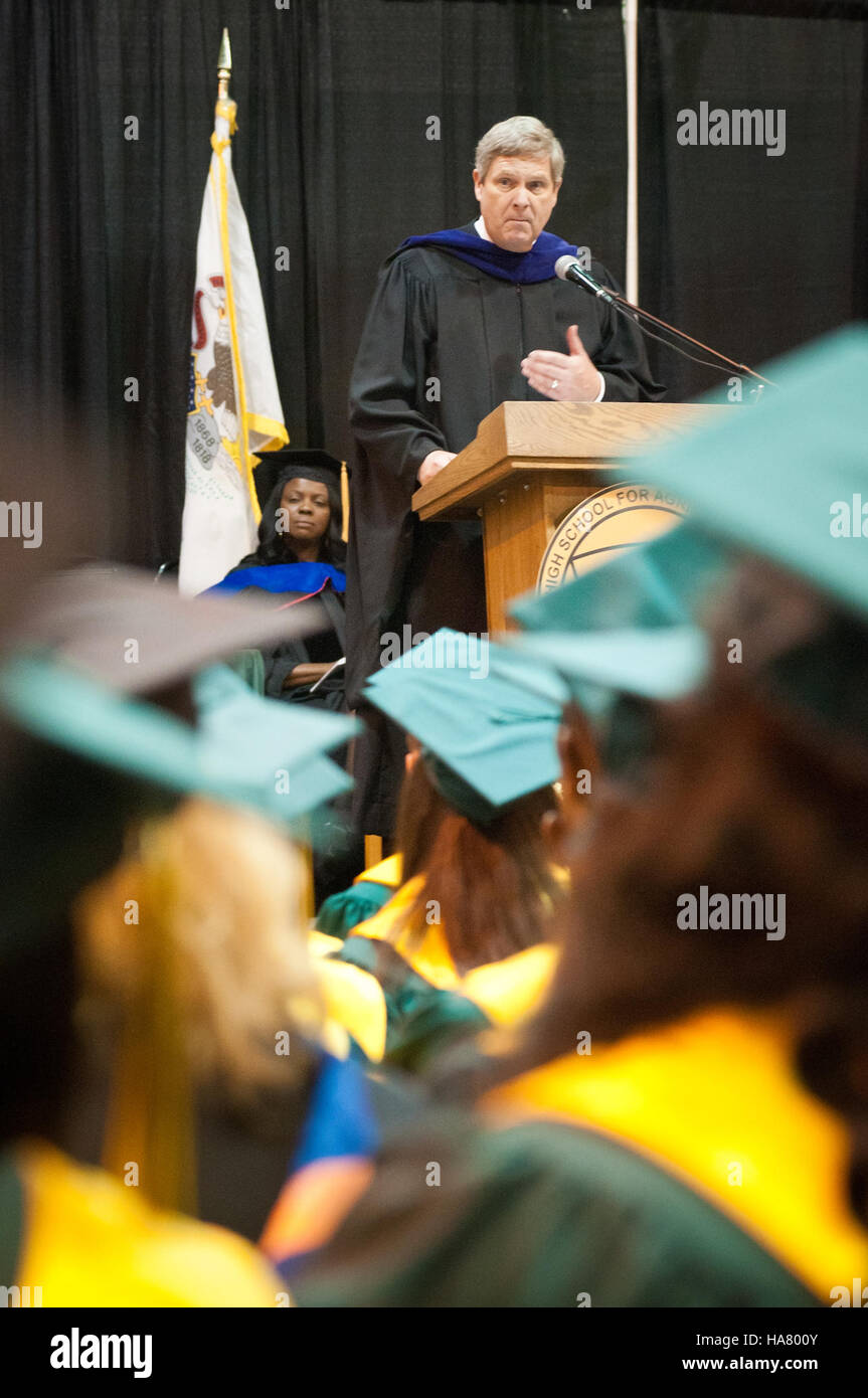 Il segretario Tom Vilsack ha partecipato alla cerimonia di laurea presso la Chicago High School for Agricultural Sciences, celebrando i risultati conseguiti dagli studenti nell'educazione agricola e i contributi futuri all'agricoltura sostenibile in Illinois. Foto Stock