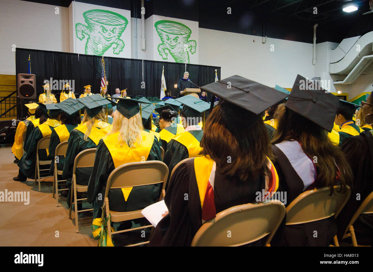 Questa immagine mostra il Segretario Tom Vilsack alla cerimonia di laurea della Chicago High School for Agricultural Sciences. L'evento evidenzia l'impegno dell'USDA a favore dell'educazione agricola e del coinvolgimento dei giovani nelle pratiche agricole sostenibili e nello sviluppo rurale. Foto Stock