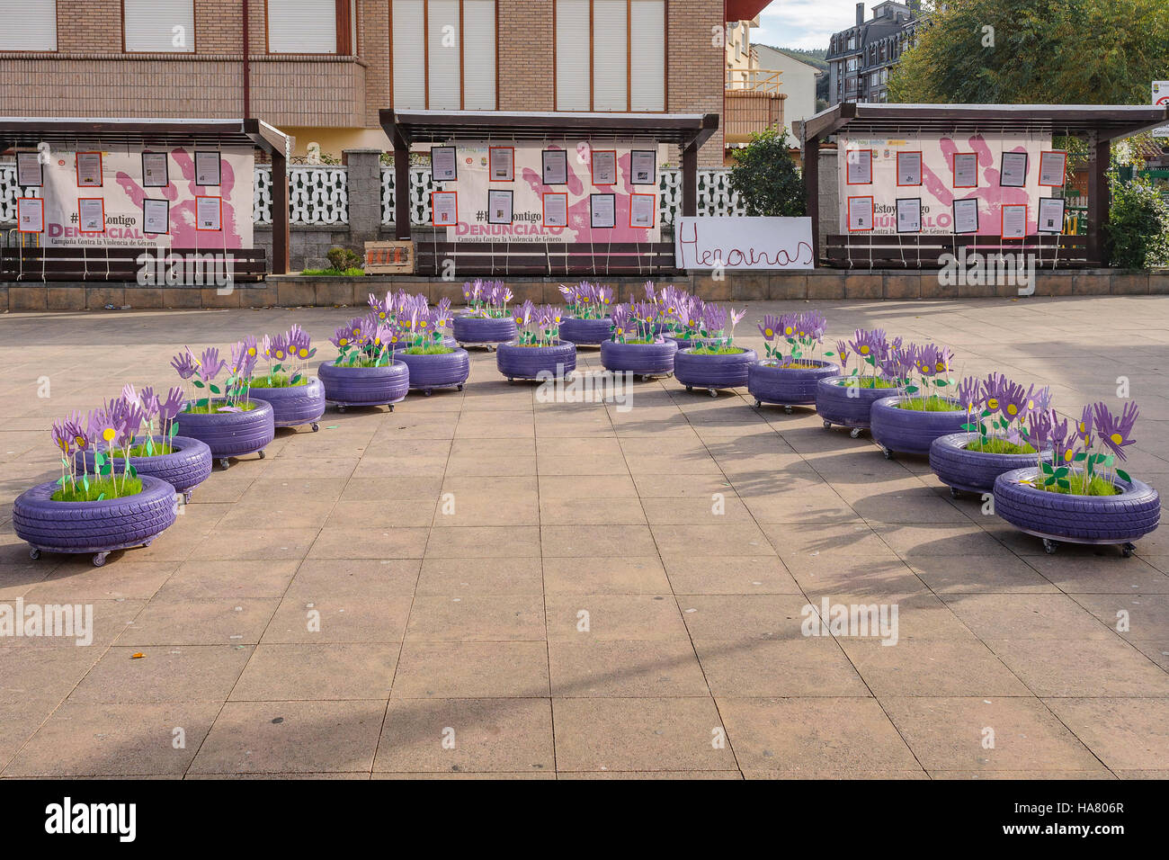 Giornata contro la violenza di genere nella città di Colindres, mostra di eroine Apeescan, Cantabria, Spagna, Europa. Foto Stock