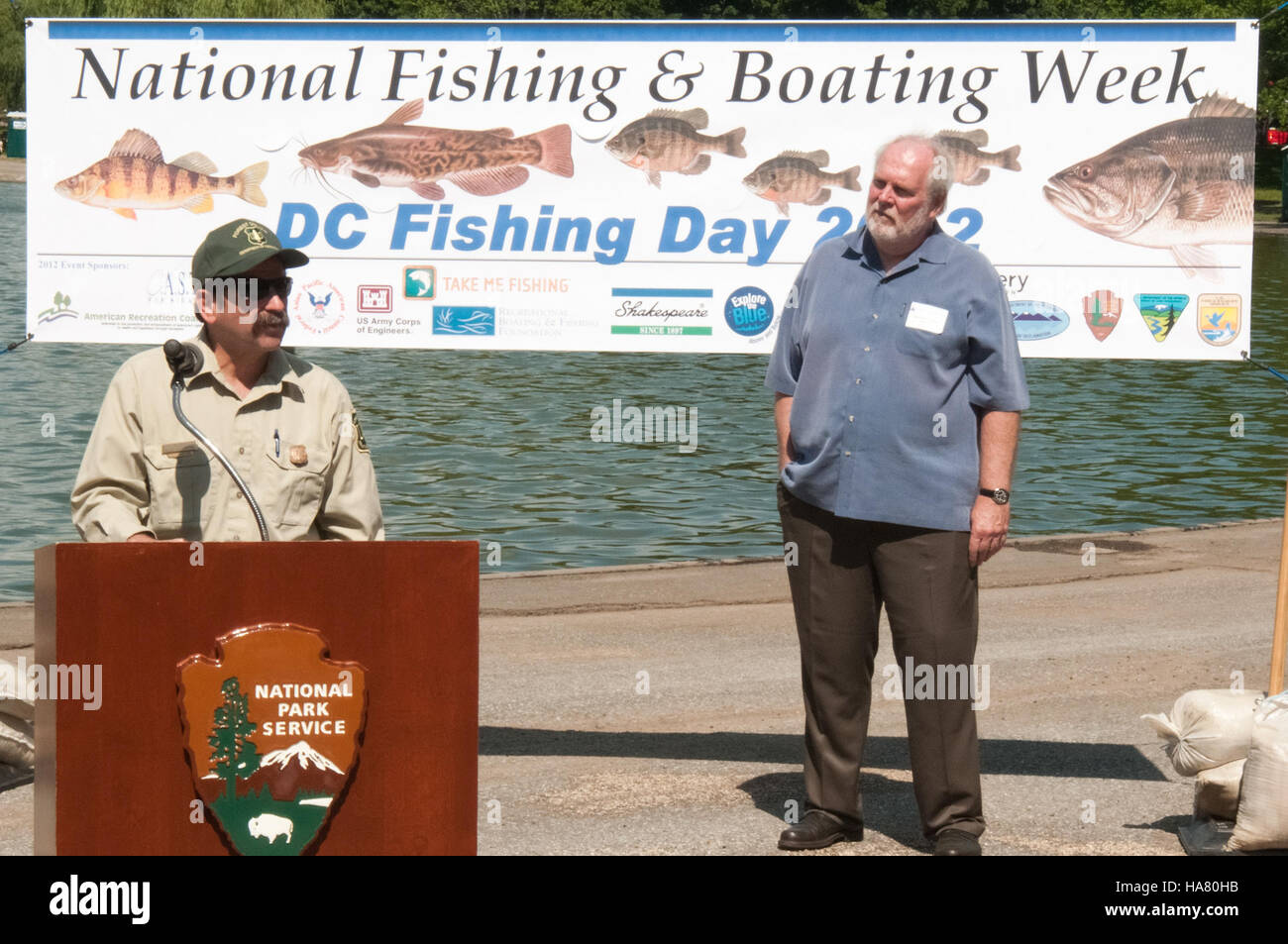 Questa immagine mostra un evento USDA che celebra la giornata nazionale della pesca ai Constitution Gardens, evidenziando l'importanza della gestione sostenibile della pesca, della conservazione e della partecipazione del pubblico alle attività all'aperto. Foto Stock