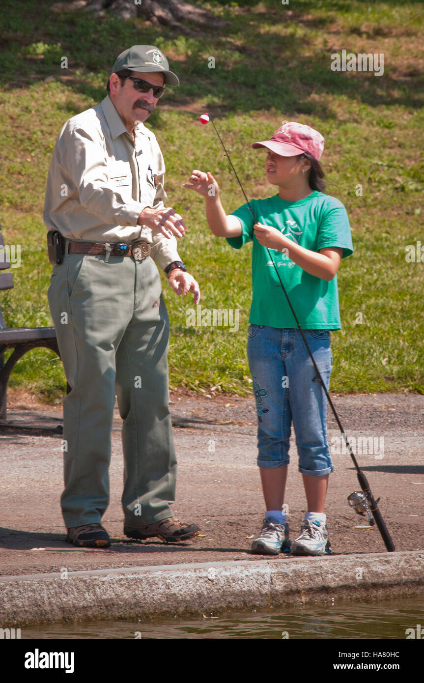 Questa immagine della giornata nazionale della pesca ai Constitution Gardens mette in evidenza il ruolo del servizio forestale degli Stati Uniti e dell'USDA nella promozione della gestione ambientale. L'evento ha sottolineato l'importanza della gestione delle risorse naturali e dell'impegno pubblico nelle attività all'aperto a Washington, D.C. Foto Stock
