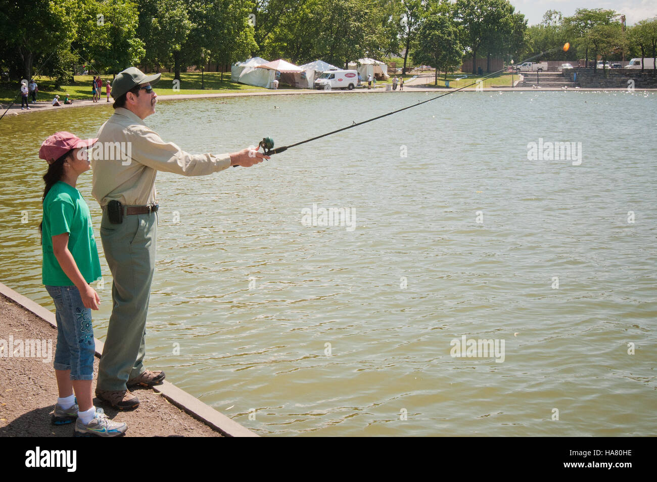 Constitution Gardens, situato a Washington D.C., è gestito dal servizio forestale degli Stati Uniti. La località ospita eventi della giornata nazionale della pesca per promuovere l'educazione alle risorse naturali e le pratiche sostenibili nella pesca, sostenuti dall'USDA e dai programmi nazionali per le risorse e l'ambiente (NRE). Foto Stock