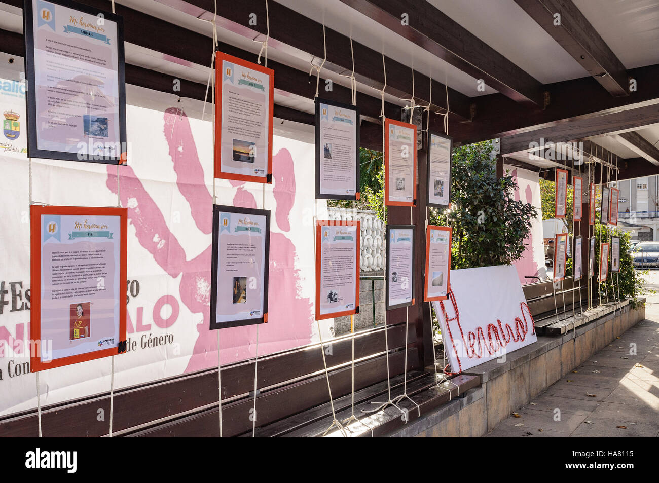 Giornata contro la violenza di genere nella città di Colindres, mostra di eroine Apeescan, Cantabria, Spagna, Europa. Foto Stock