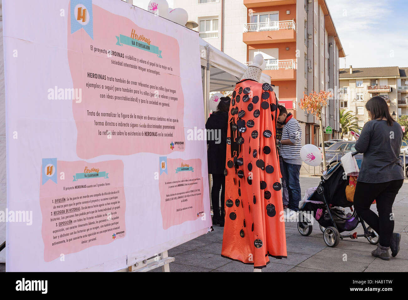 Giornata contro la violenza di genere nella città di Colindres, mostra di eroine Apeescan, Cantabria, Spagna, Europa. Foto Stock
