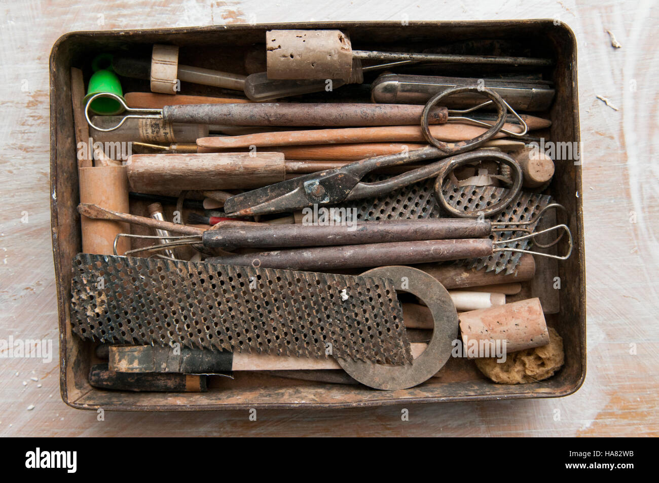 In stile vintage strumenti in un stagno retrò tool box su una tabella d'officina Foto Stock