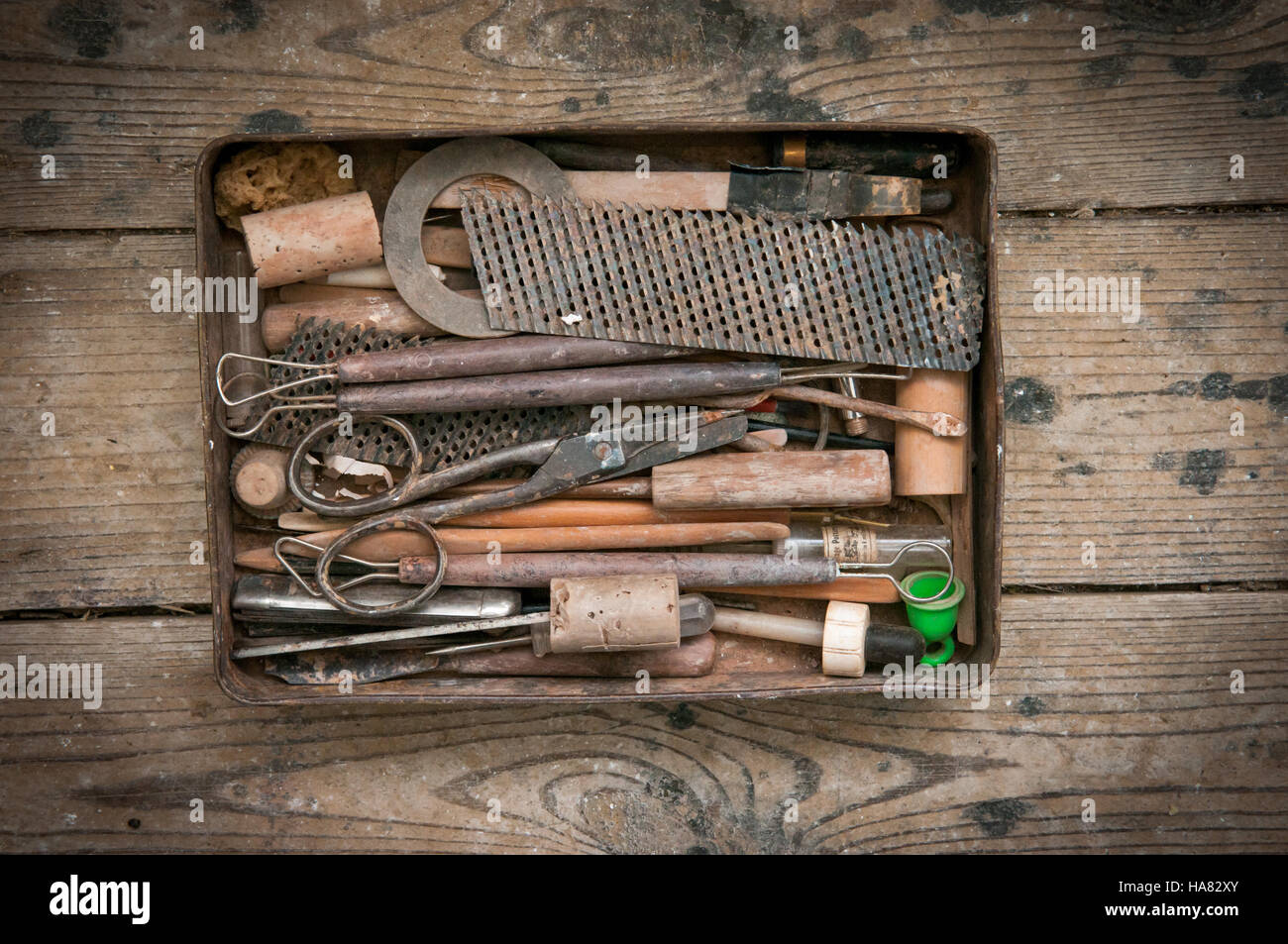 In stile vintage strumenti in un stagno retrò tool box su una tabella d'officina Foto Stock
