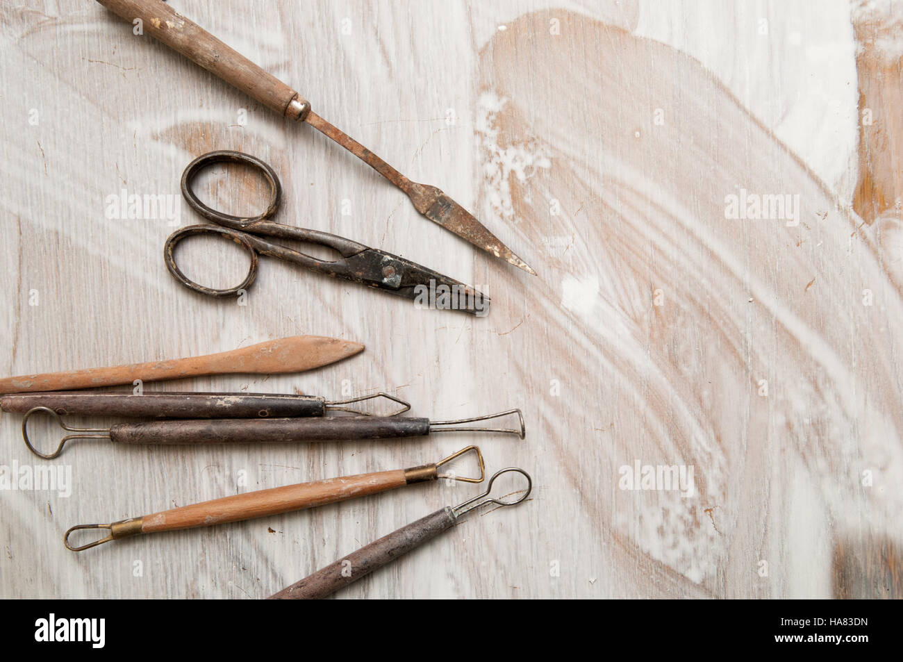 Atelier di ceramica strumenti su una scrivania bianca Foto Stock