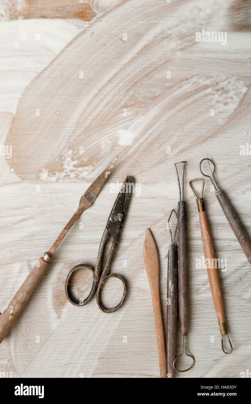 Atelier di ceramica strumenti su una scrivania bianca Foto Stock