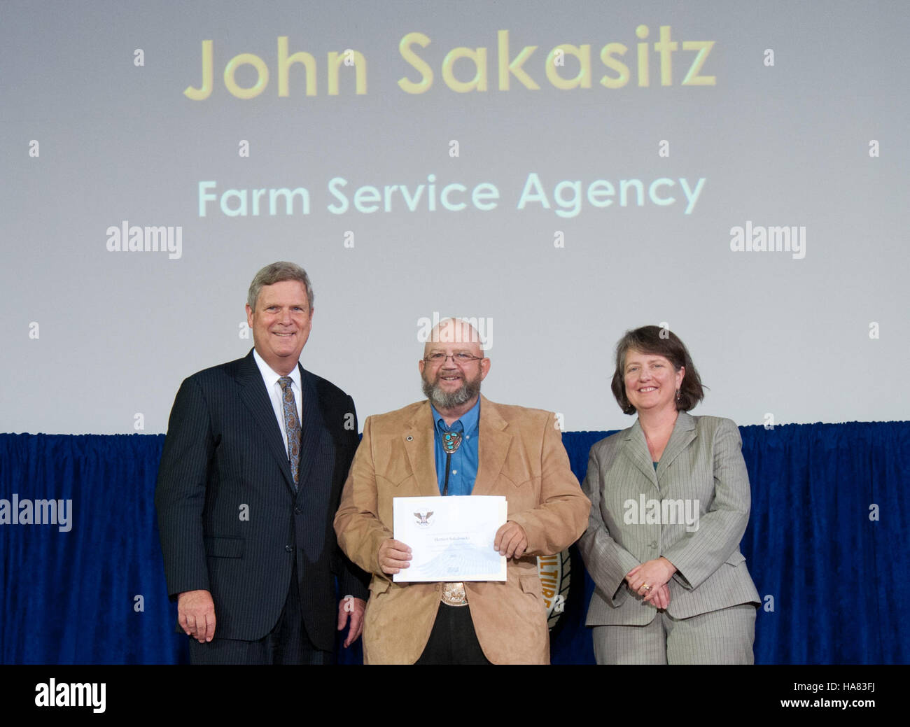 L'USDA onora individui e organizzazioni per il loro contributo all'agricoltura, con una cerimonia di premiazione speciale con il Segretario Vilsack. Questo evento sottolinea il ruolo del dipartimento nella promozione della sostenibilità e della leadership agricola. Foto Stock