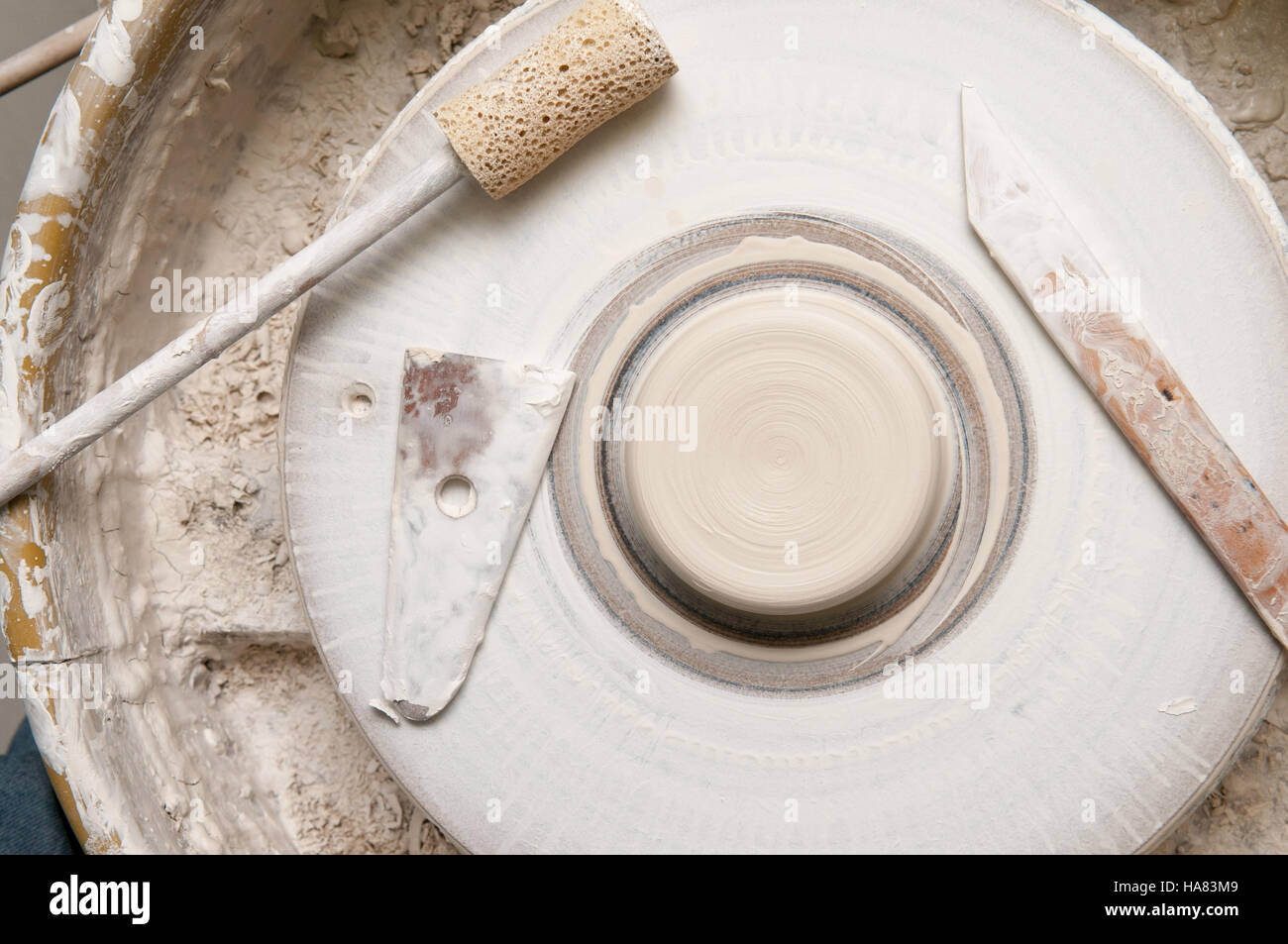Ruota di ceramiche in studio rendendo i prodotti ceramici Foto Stock