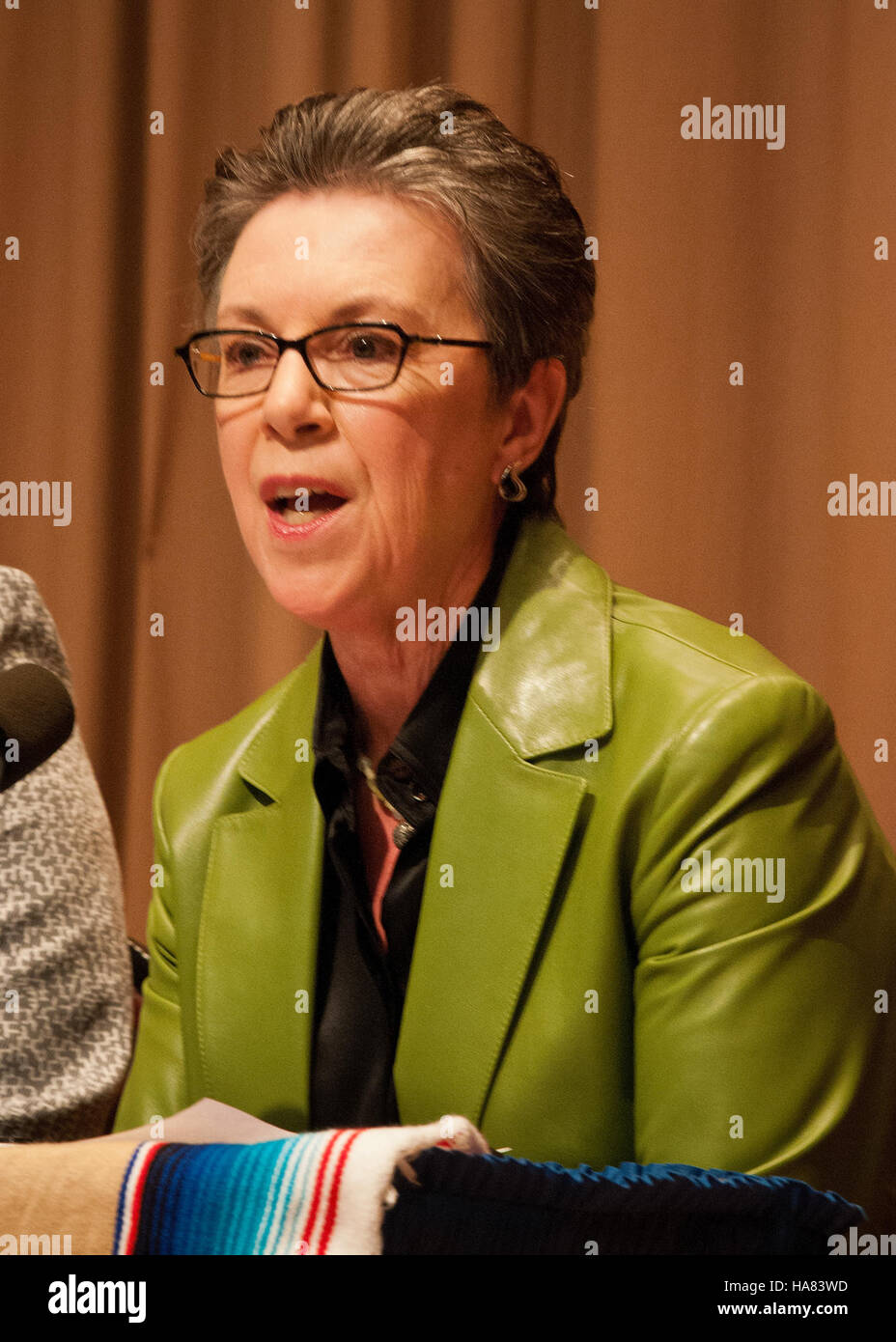 Questa immagine della celebrazione del mese dell'Hispanic Heritage del Dipartimento dell'Agricoltura degli Stati Uniti, tenutasi presso il Jefferson Auditorium di Washington D.C., onora i contributi degli ispanici americani nell'agricoltura, nella gestione delle risorse naturali e nel servizio federale. Foto Stock