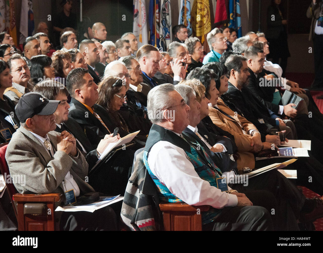 La Conferenza delle Nazioni tribali della Casa Bianca del 2012 ha riunito leader tribali e funzionari governativi per discutere questioni relative alla sovranità tribale, alla gestione delle risorse naturali e all'accesso al parco nazionale. Foto Stock