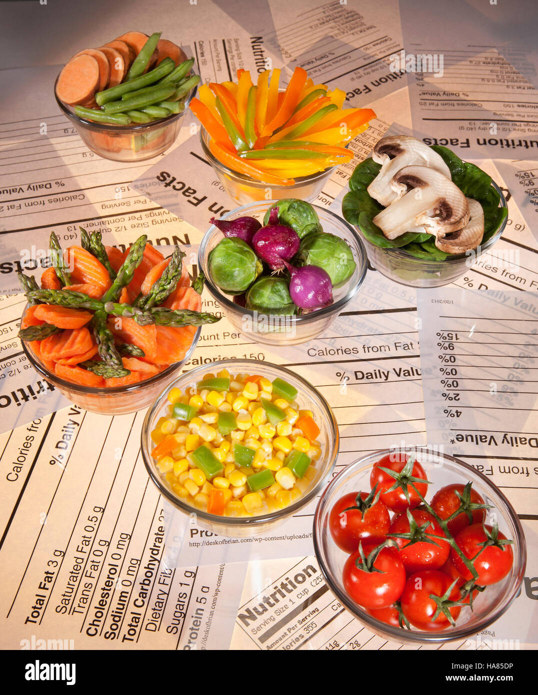 Questa immagine evidenzia la ricerca dell'USDA sui benefici nutrizionali di varie colture, tra cui mais, asparagi, funghi e pomodori. La ricerca agricola dell'USDA si concentra sul miglioramento della resa delle colture e del valore nutrizionale delle verdure, sostenendo la salute umana e i sistemi alimentari sostenibili. Foto Stock