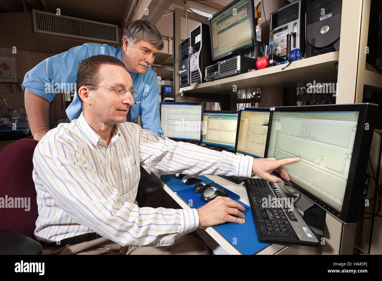 I ricercatori USDA della Beltsville Agricultural Research Station studiano la nutrizione umana, con particolare attenzione ai benefici nutrizionali del succo d'arancia nel mantenimento della salute e del benessere. Foto Stock