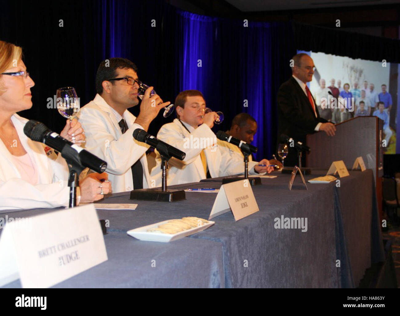 Padalino, rappresentante dell'USDA, partecipa ad un evento pubblico di test del gusto, che mostra l'importanza dei prodotti agricoli sostenuti dall'USDA nella promozione dei sistemi alimentari locali e della consapevolezza nutrizionale. Foto Stock