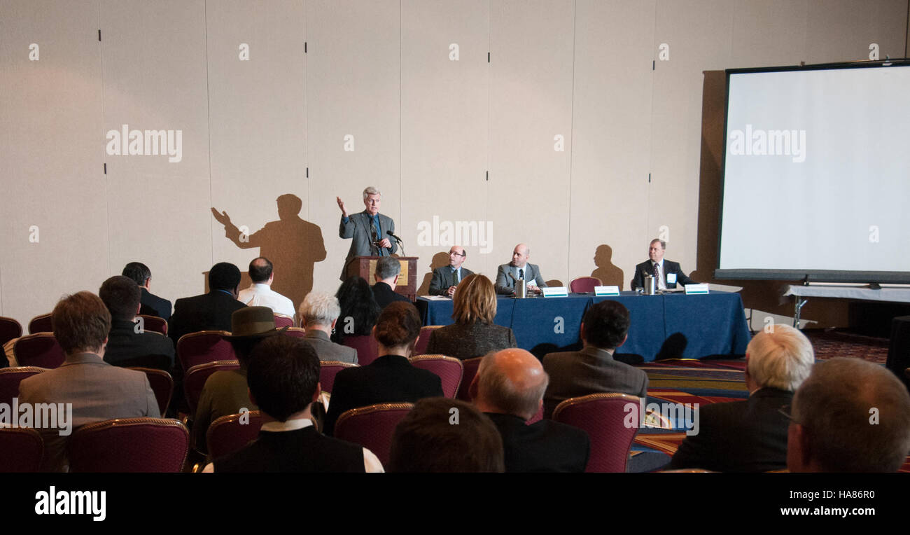 L'USDA mette in luce varie minacce per le foreste e le risorse naturali, concentrandosi su come il cambiamento climatico, le specie invasive e la deforestazione influiscono sulla salute delle foreste e sulla biodiversità. Foto Stock