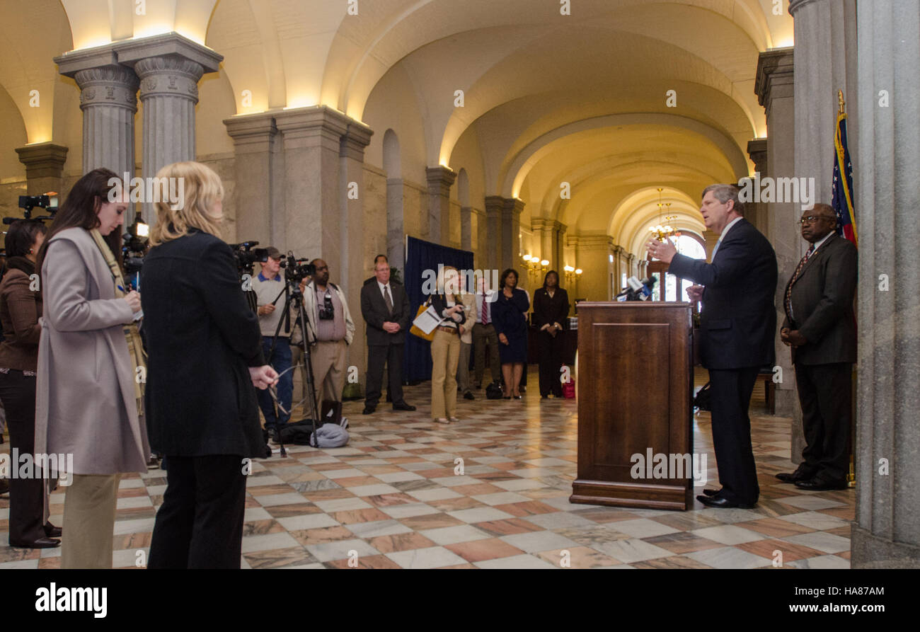 L'USDA continua a sostenere pratiche sostenibili in agricoltura, concentrandosi sull'agricoltura biologica, sullo sviluppo del mercato e sulla promozione di metodi agricoli rispettosi dell'ambiente, garantendo la salute del paesaggio agricolo e dei sistemi alimentari. Foto Stock