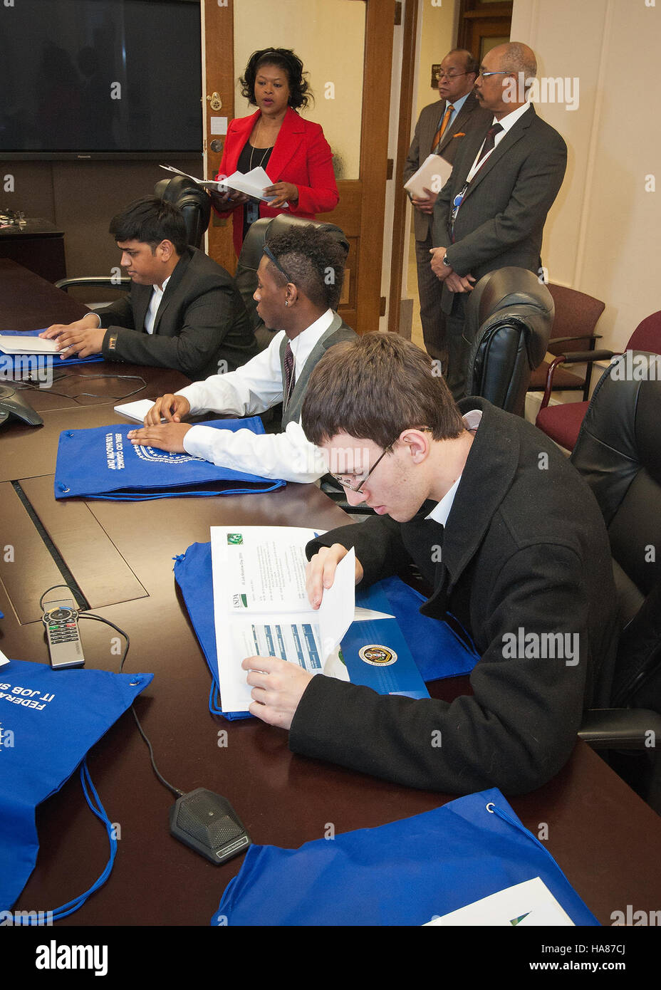 Questa immagine mostra il giorno di lavoro ombra dell'Office of the Chief Information Officer dell'USDA, in cui i dipendenti partecipano a esperienze di apprendimento per comprendere la leadership e la tecnologia nel settore agricolo. Foto Stock