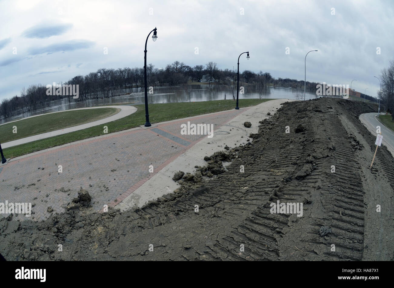 Gli sforzi per la gestione del rischio di inondazione nella contea di Cass, North Dakota, guidati dal corpo degli ingegneri dell'esercito degli Stati Uniti, inclusa la costruzione di argini lungo il fiume Red, per proteggere le aree naturali e le comunità locali. Foto Stock
