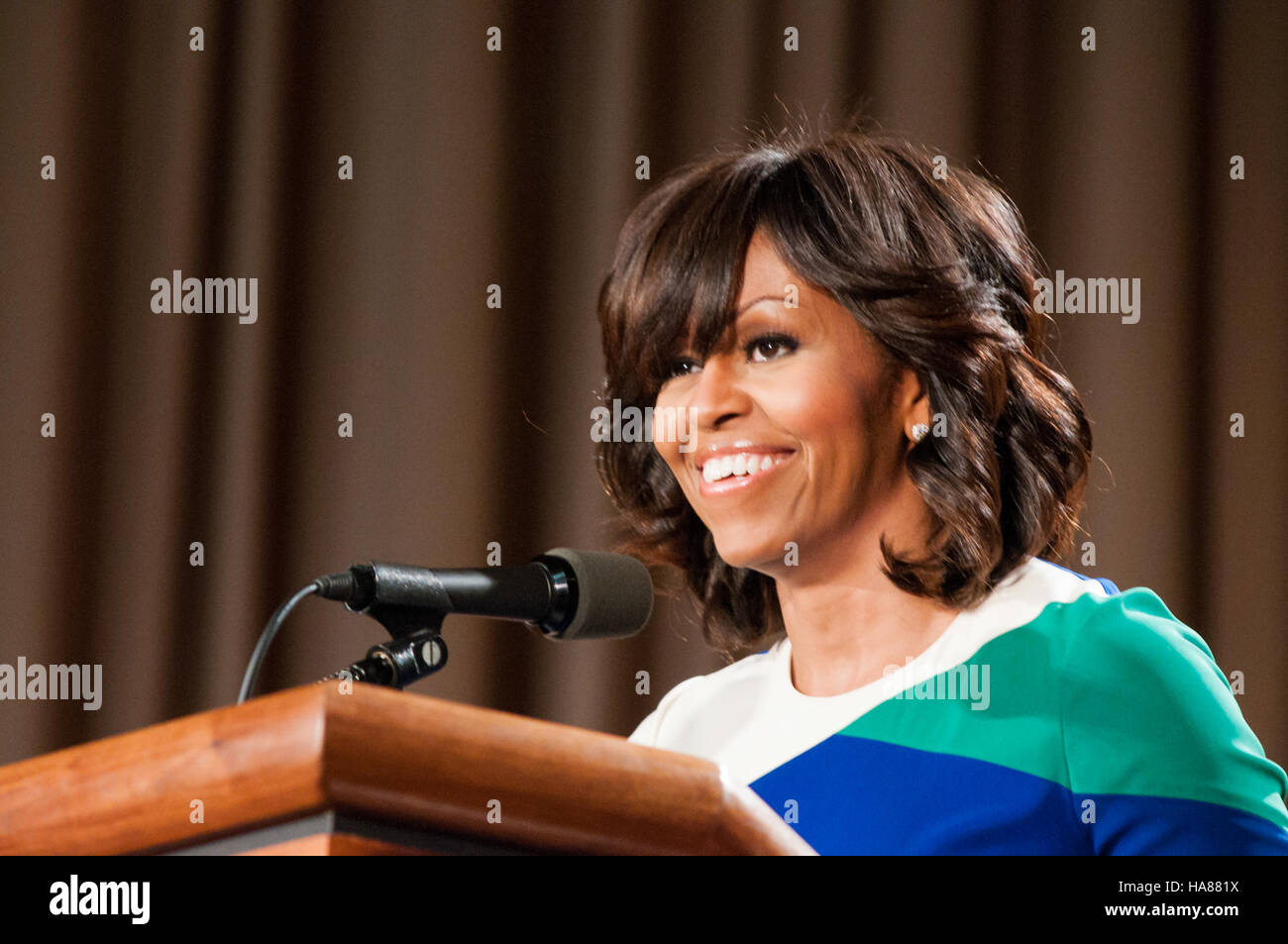 La First Lady Michelle Obama parla al Jefferson Auditorium, promuovendo iniziative volte a migliorare la nutrizione, la salute pubblica e il benessere della comunità attraverso i programmi dell'USDA. Foto Stock