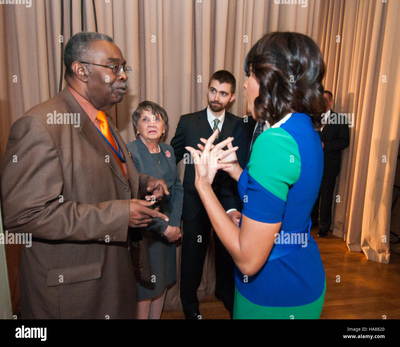 Questa immagine mostra i funzionari del Dipartimento dell'Agricoltura degli Stati Uniti, tra cui il Segretario Tom Vilsack e la First Lady Michelle Obama, in un evento incentrato sulla politica pubblica e l'agricoltura. L'USDA svolge un ruolo centrale nella promozione della sicurezza alimentare, della nutrizione e delle pratiche agricole sostenibili. Foto Stock