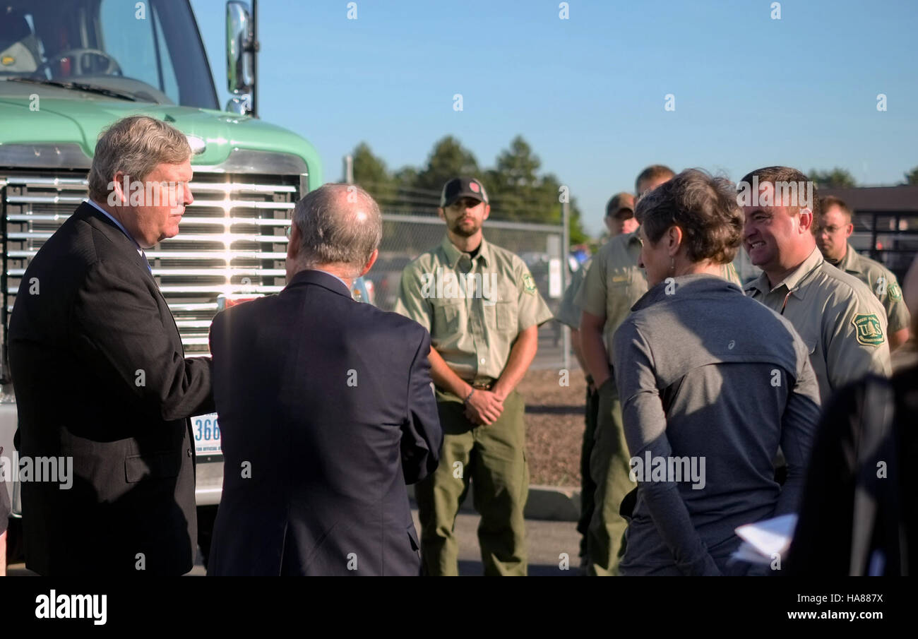 Il Segretario degli interni e il Segretario dell'Agricoltura presso il National Interagency Fire Center (NIFC) di Boise, Idaho, discutono della preparazione agli incendi durante la stagione degli incendi del 2013. Foto Stock